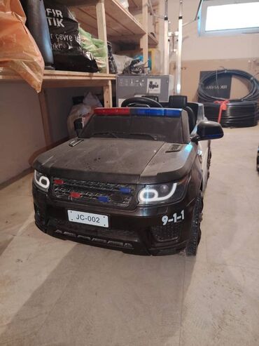 Az işlənmiş uşaq üçün elektrikli avtomobil. Blutuz flashkart hər