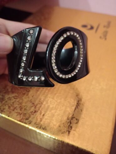 Bilərziklər: 2 manat qolbaq sırğa boyunbağı 
ünvan Bakı sağlamlıq mərkəzi — 2