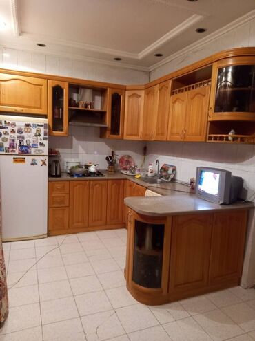 Uzunmüddətli kirayə mənzillər: Mənzil kirayə verilir. Tibb universitet yaninda 3otagli ev — 13