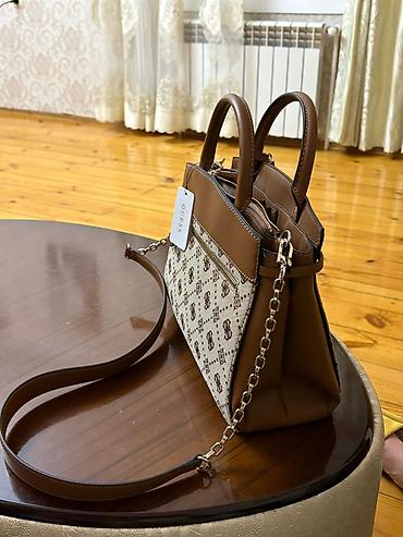 eclat mon: GUESS qadın çantası - Model: mini/orta ölçülü top-handle çanta, ön — 1