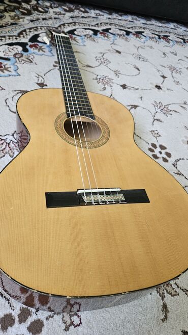 гитара yamaha f600: Продаю классическую гитару в хорошем состоянии с чехлом. Громкий звук