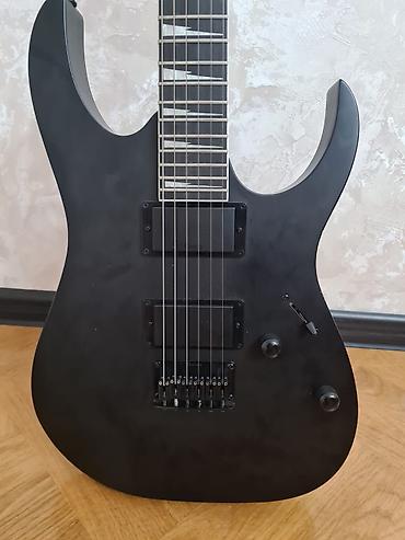 gitara qara: Ibanez elektrik gitara – RG seriyası üslubunda, mat qara rəng. Gitara — 2