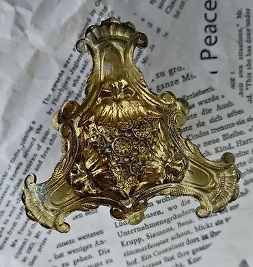 Sveće i svećnjaci: Antikvarni mesingani svećnjak sa grotesknim likovima. Tronogi — 7