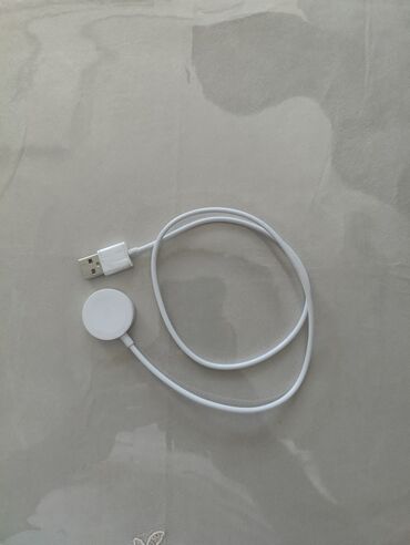 komputer eynekleri: Ağıllı saatlar üçün universal USB şarj cihazı. Bu şarj cihazı USB-A