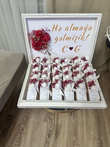 ad yazili sepler: Ağ rəngdə, bəzəkli çərçivəyə yığılmış nişan xonçası. Xonçada üzərində