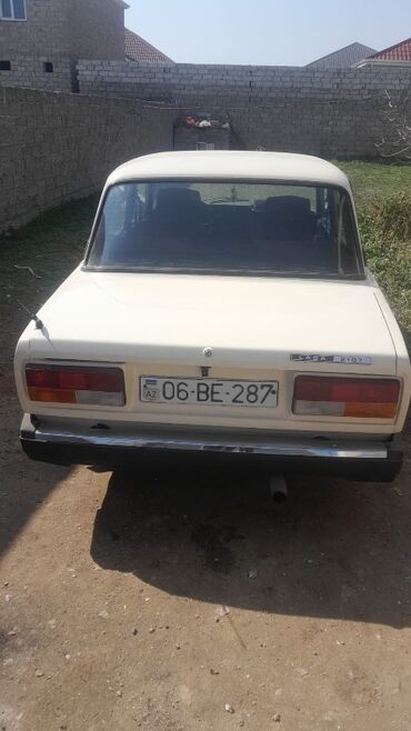 VAZ (LADA): Lada 2107 sedan avtomobili. Dördqapılı bu model, arxa tərəfdə qırmızı