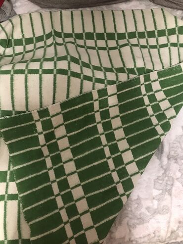 одеяло односпальные: Продаю два шерстяных одеяла односпальных,в отличном состоянии (1000