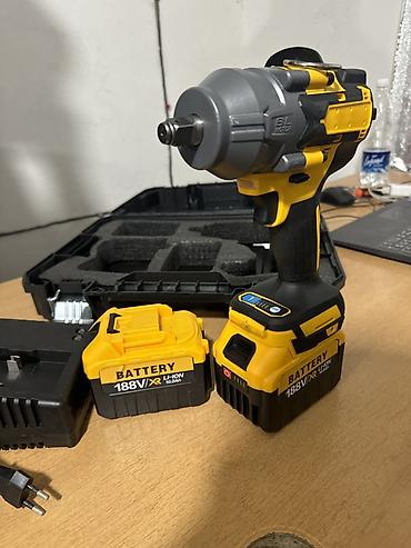 dewalt: Аккумуляторный ударный гайковерт (бесщеточный) Комплектация: - — 2