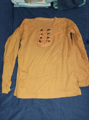 pamucne majice arilje: Na prodaju ženska bluzica za uzrast 11-12 godina.
cena 300din