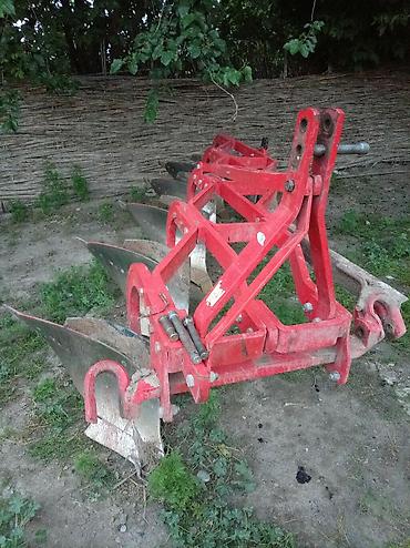 traktor yumze: Beş şırımlı, qırmızı rəngdə kotan. Bu kənd təsərrüfatı aləti torpağın — 3