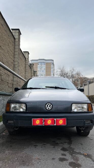8 мер: Volkswagen Passat: 1990 г., 1.8 л, Механика, Бензин, Универсал