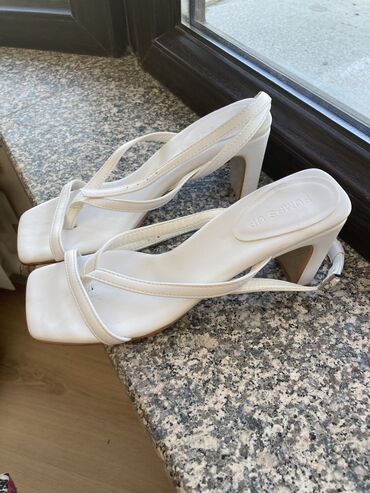 белые женские босоножки: Легкие, стильные босоножки, размер 37, высота каблука 7 см, один выход