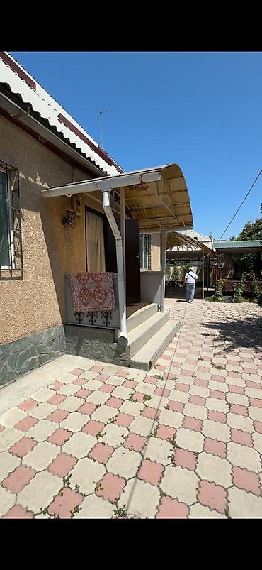 линейная: Дом с двором и навесом - Планировка: несколько изолированных комнат — 4
