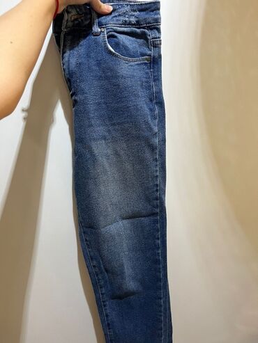 Куртки: Klassik tünd-mavi rəngli cins şalvar - Kəsim: dar/straight fit, yüngül