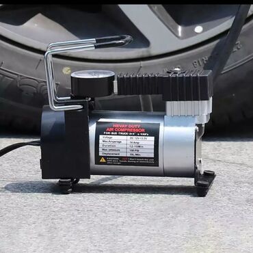 подкачка колес: Автомобильный компрессор для подкачки колес. Работает от