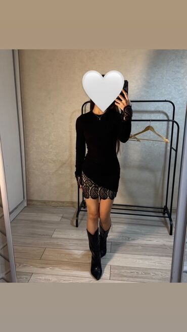 зеленое платье большого размера: Черное мини‑платье с длинным рукавом и асимметричным подолом. Верх