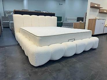 ikea ormari za sobu: Luksuzni bračni krevet sa visokim tapaciranim uzglavljem i bazom u — 1