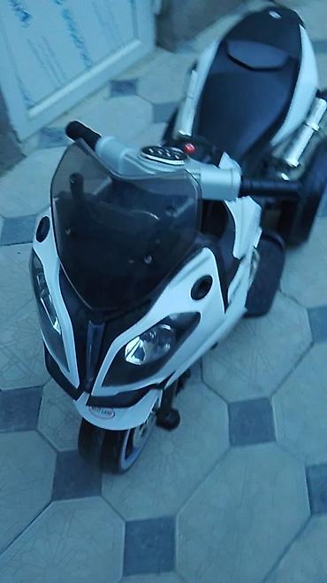 10 yaş için motorlar: Uşaq üçün elektrikli üçtəkər motosikl - Dizayn: Sport tipli kuzov, ön — 4