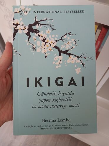 bədii kitab: Yalnız özüm oxumuşam bir dəfə. mağazadakı kimi təzədir. yarı qiymətinə