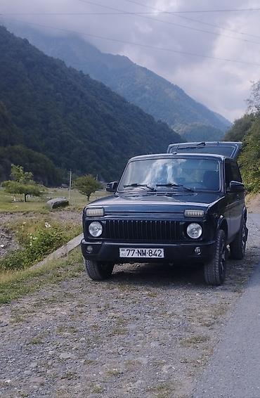 niva sidenya: Lada Niva 4x4, qara rəngdə, 3 qapılı ofrout tipli SUV. Əsas — 8