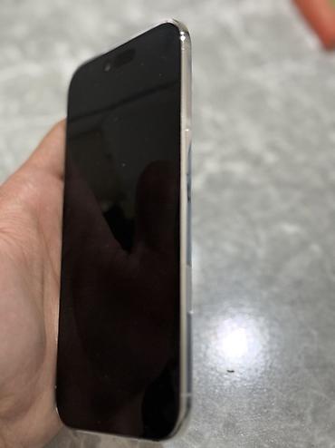 колонки авто: Смартфон iPhone Air, серебристая рамка и белая задняя панель. Объем — 1