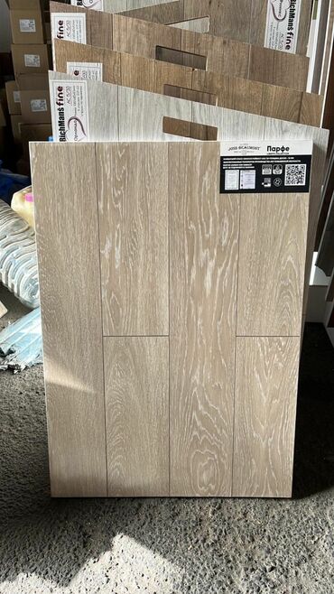 taxtalar 5 15: Laminat döşəmə panelləri – ağac teksturalı, açıq-bej/boz tonlarında