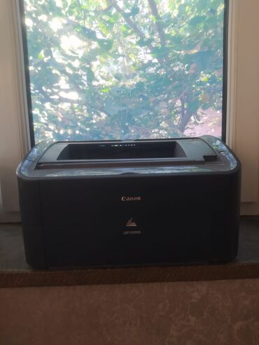 Принтеры: Canon LBP2900B lazer printeri. Qara rəngdə olan bu model, sənədlərin
