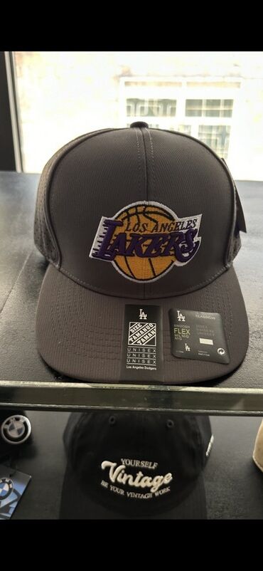Шапкелер: Серая кепка Los Angeles Lakers с логотипом команды. Модель с плоским