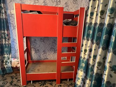 Двухъярусные кровати: Двухъярусная кровать, Б/у, Дерево, С выкатной системой
