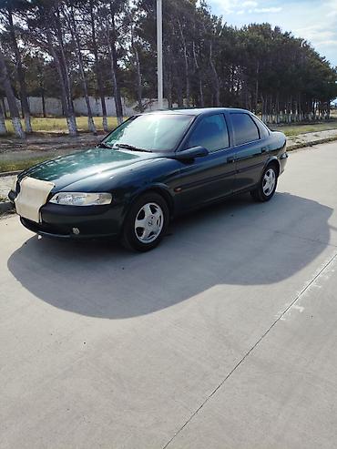 elantra qapi: Opel Vectra B sedan – tünd yaşıl rəng, 4 qapı, 5 yerlik rahat salona — 2