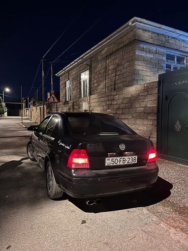 Volkswagen: Volkswagen Jetta (Mk4) sedan – qara rəngdə. Xüsusiyyətlər: - Kuzov: 4 — 11