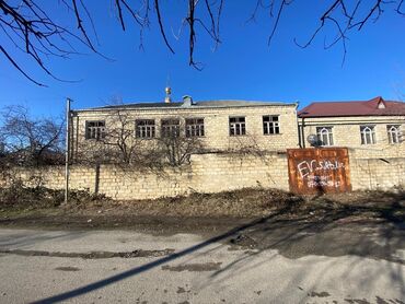 Digər tikinti materialları: Qubanın mərkəzində, Hacı Əliyev küçəsində 2 mərtəbəli ev satılır. Ev 4