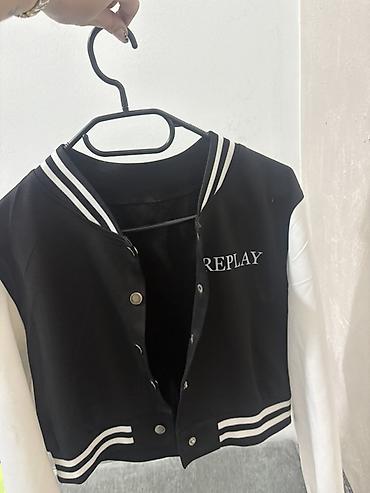 ugg guma: Replay varsity jakna, kratki kroj. Crno-bela kombinacija: - crno telo — 1