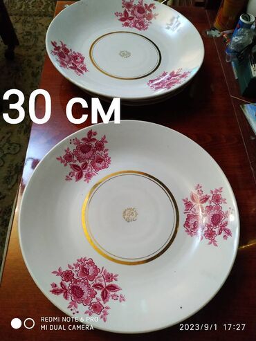 мельхиоровая посуда: Продаю блюда фарфор диаметр 27 см 2 шт цена 500 сом за 1 шт Диаметр