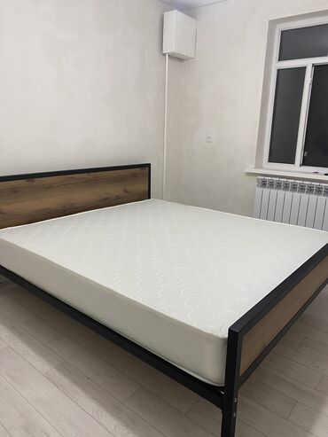 Односпальные кровати: Кровать с прочным металлическим каркасом и изголовьем из — 5