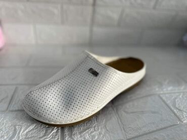 Papuče: 41-45
1500din — 3