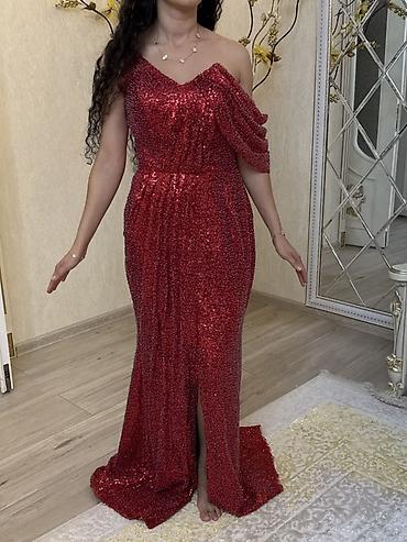 1100 azn tikilib .1 defe toya geyinilib 100 azn satilir. Endirim yoxdu