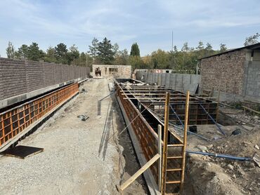 копать траншею: Монтаж монолитных железобетонных фундаментов и подпорных стен -