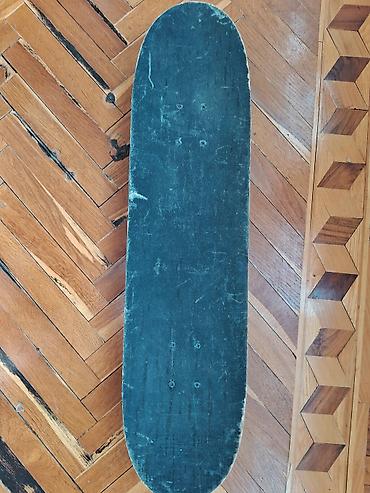 Skateboard – tam komplekt - Dizayn: Göy-qara fon üzərində eynəkli