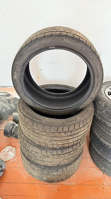 r17 22545: Комплект автомобильных шин Характеристики: - Размер: 235/40 R19 - — 1