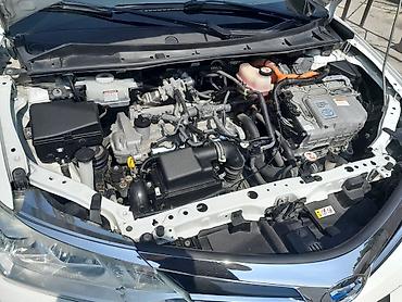 fielder: Toyota Corolla Fielder Hybrid, ağ rəng, universał kuzov. Texniki — 2