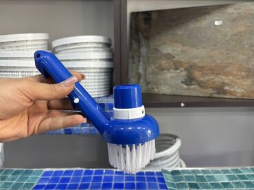 Hovuzların təmizlənməsi üçün nəzərdə tutulmuş fırça. Mavi rəngdə olan