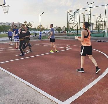 игра: Уличная баскетбольная площадка с разметкой 3x3 и полномерными дугами — 1