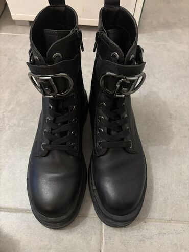 Gležnjače: Gležnjače, Liu Jo, 38 — 3