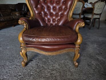 Stilske fotelje: Klasična fotelja od pune kože sa drvenim ramom - Tip: duboka salonska — 6