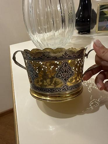 gul qabi: Bir vaza, Metal — 2