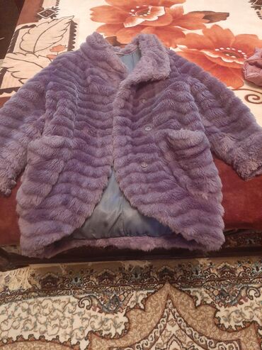 Dəstlər, kostyumlar: Bənövşəyi rəngdə süni xəz qadın üst geyimi. - Material: yumşaq, qısa