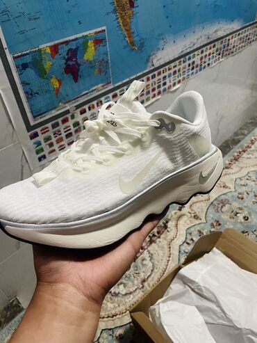 купить футбольные бутсы в бишкеке: Мужские кроссовки, 42.5, Nike, Новый, цвет - Белый, Самовывоз