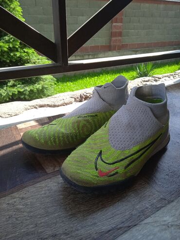 теннисные кроссовки: Футбольная обувь Phantom Gx зеленого цвета чуть чуть порвана ткань