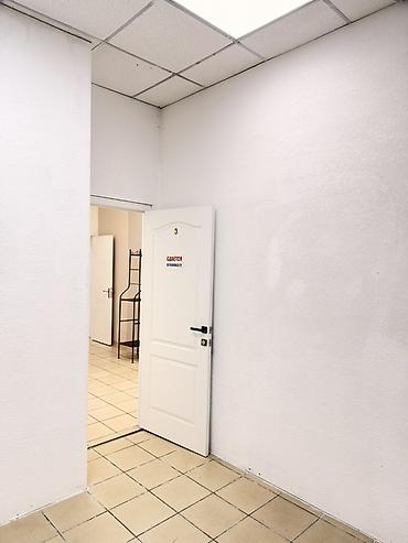 Аренда помещений свободного назначения: Сдается офис 25м2 1 этаж 1 линия. Вход с Улицы. Доступ 24/7 - Входные — 1